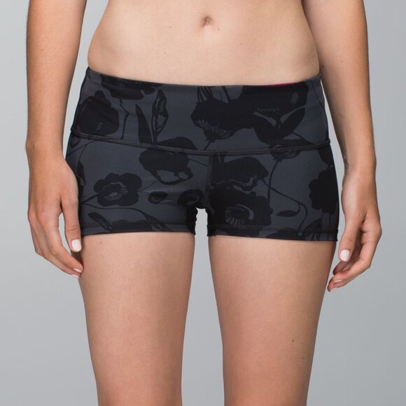 Lululemon Boogie Short Full-On Luxtreme in Flat Inky Floral Printed Deep Coal - Picture 1 of 3